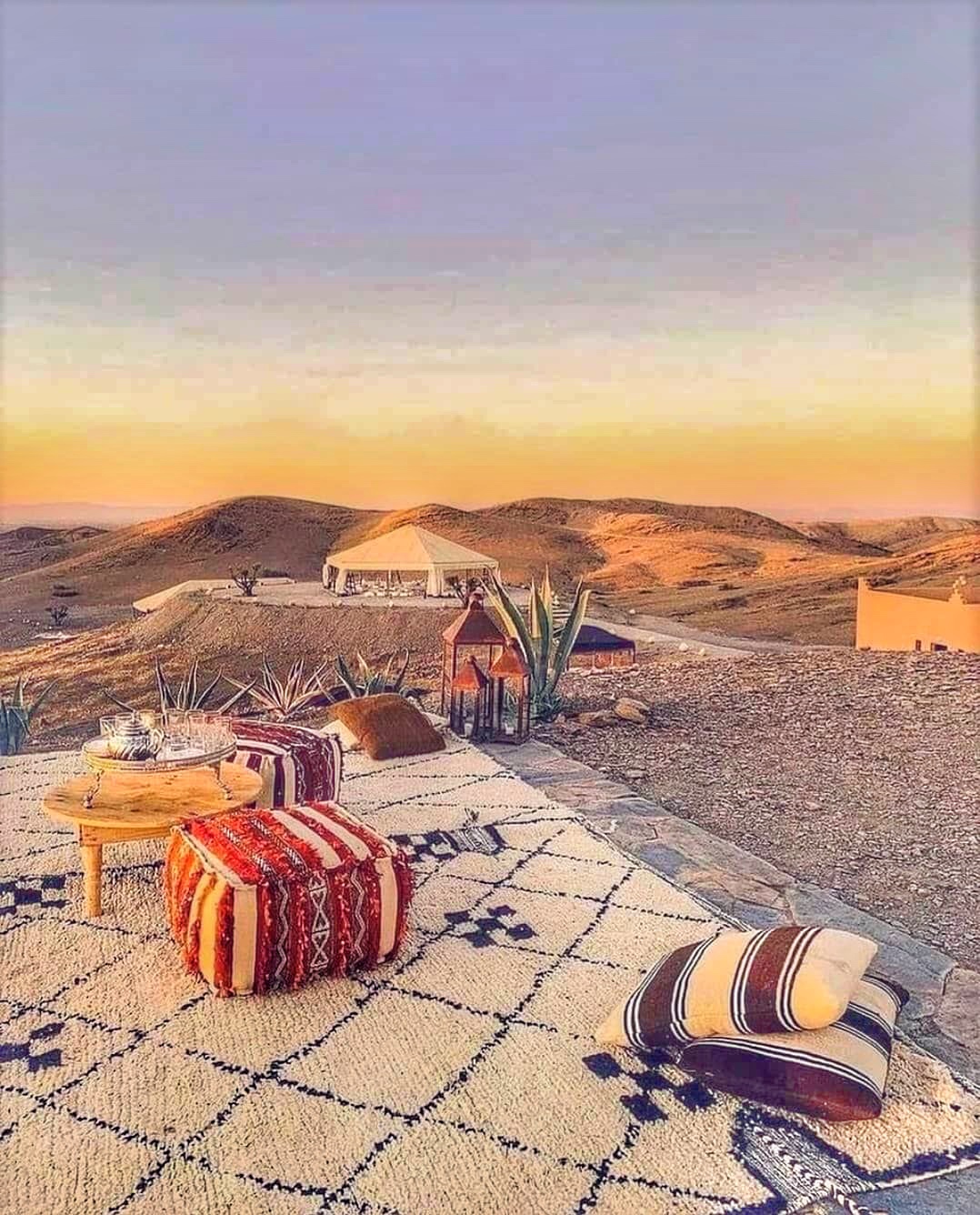 Salon berbère sur tapis au coucher du soleil dans le désert d'Agafay