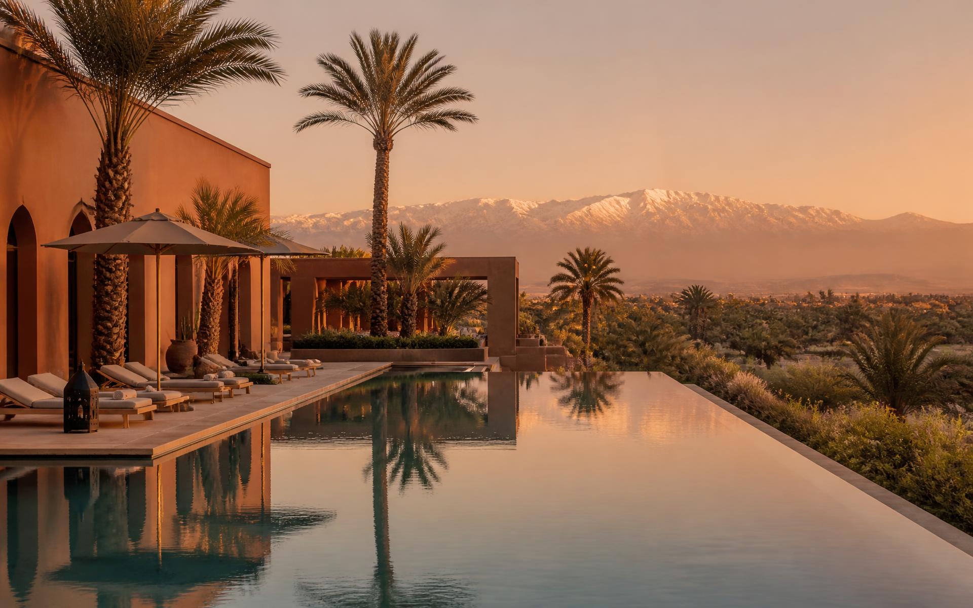 Villa de luxe à Marrakech, piscine à débordement face aux montagnes de l'Atlas au coucher du soleil